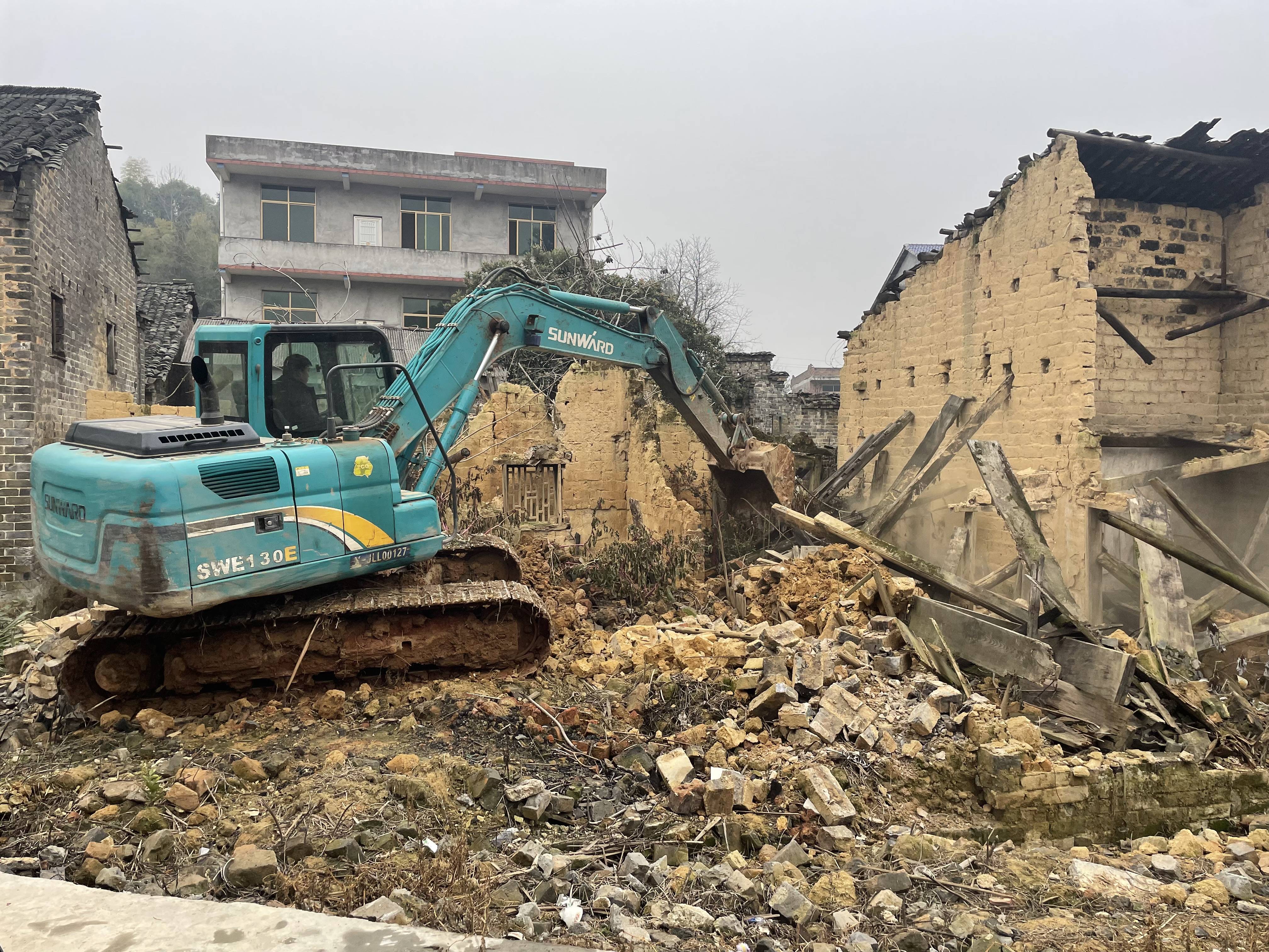 龙海镇召开乡村风貌提质暨拆危拆旧专项行动现场推进会