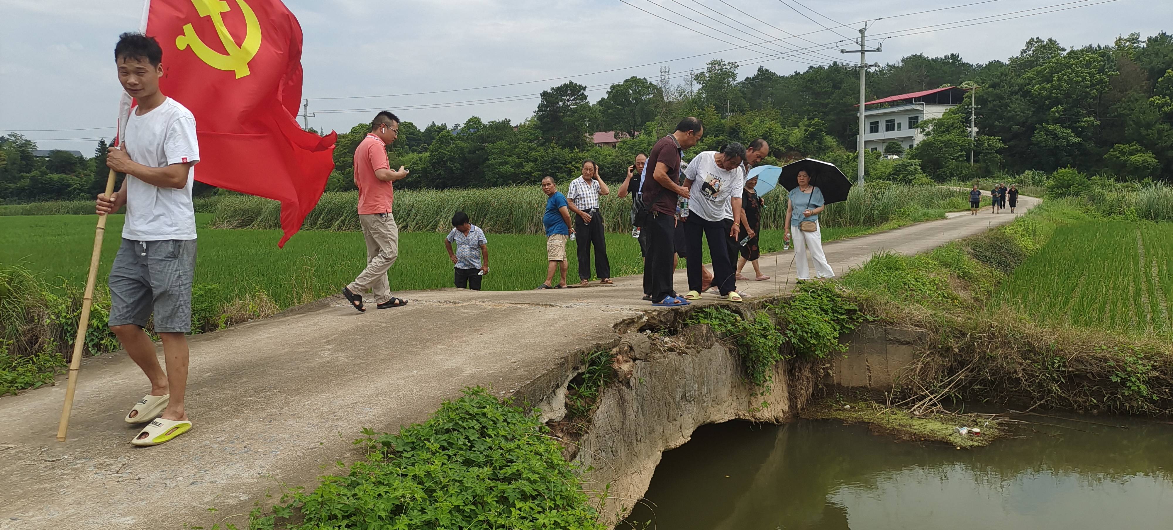 龙海镇官陂村学习英雄模范庆祝党的102岁生日